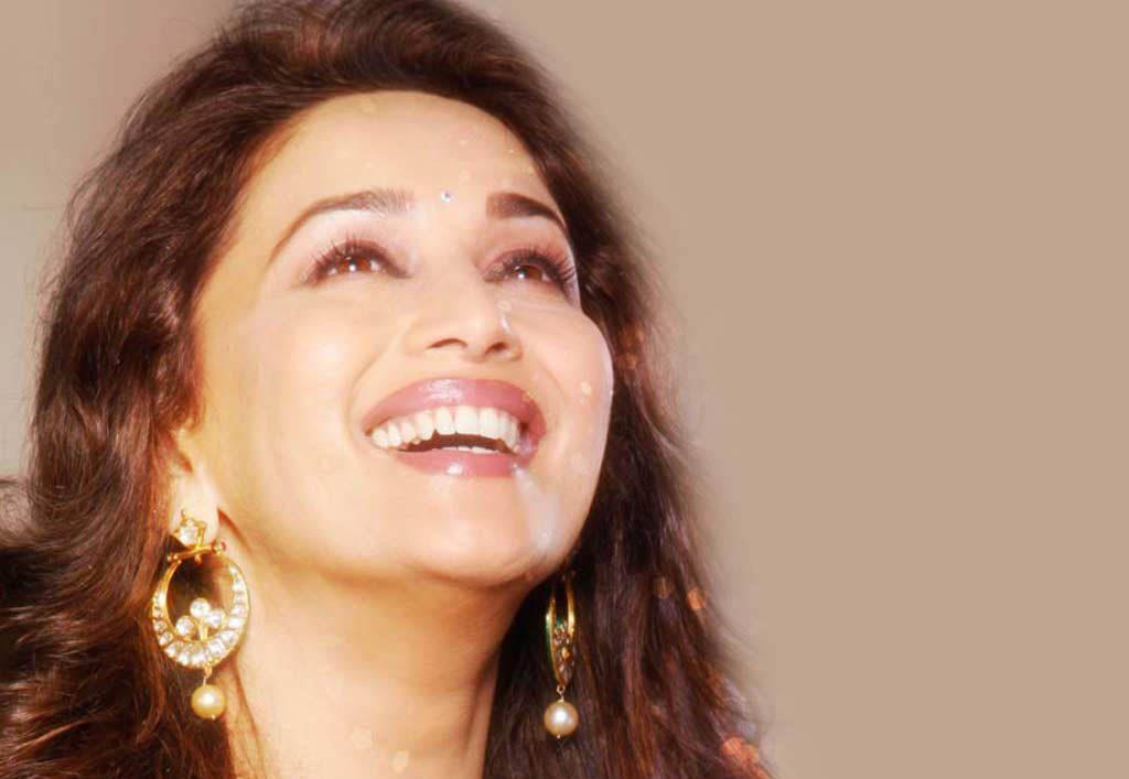 B'day Special: Hot Smiling And Cute Look Images Of Madhuri Dixit