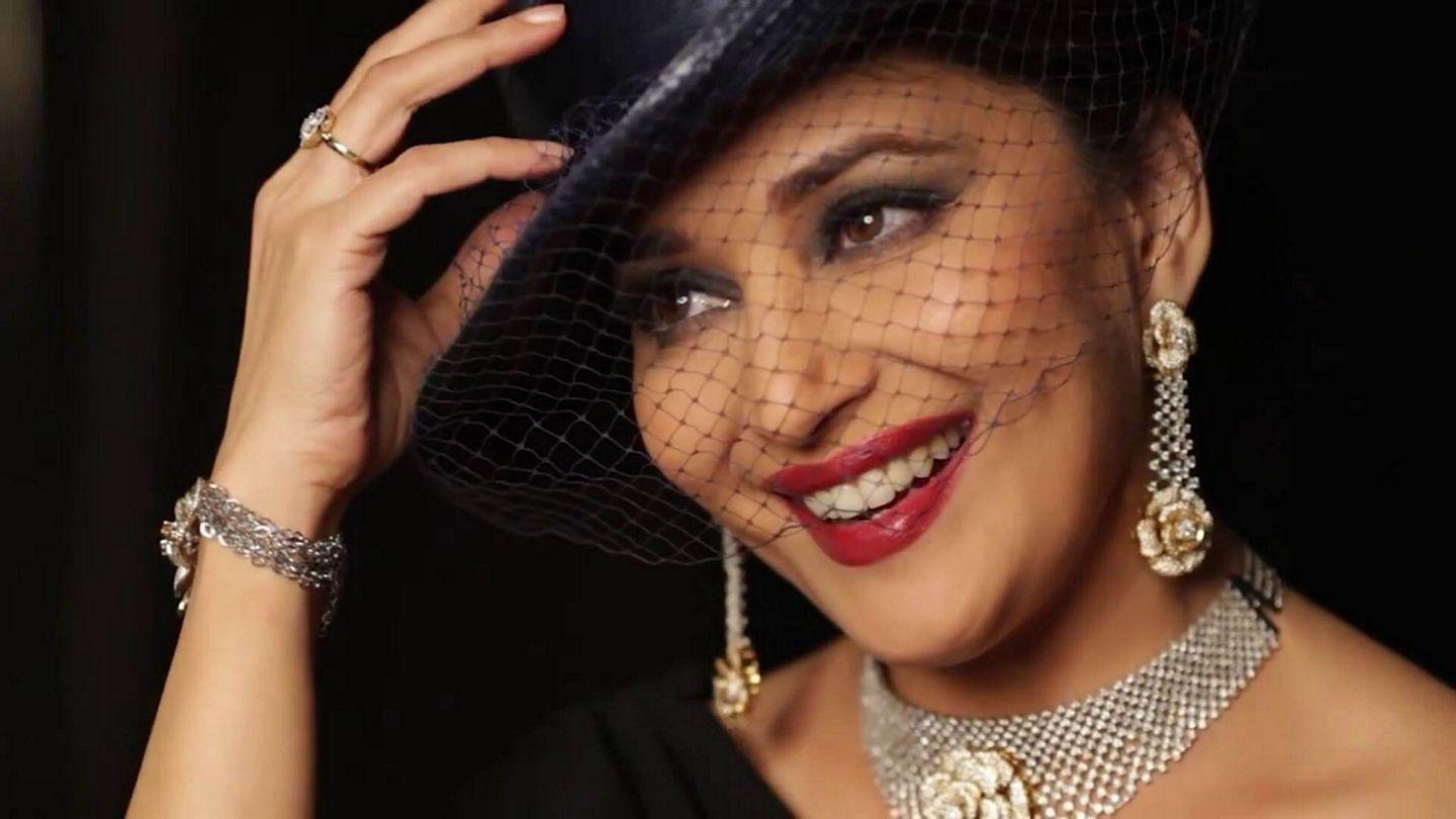 B'day Special: Hot Smiling And Cute Look Images Of Madhuri Dixit