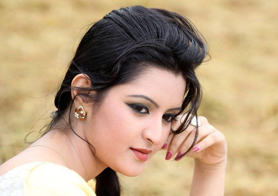 Bangladeshi Actress Pori Moni Beauty And Lipsticks Unseen Pics