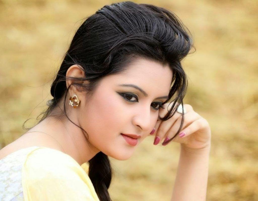 Bangladeshi Actress Pori Moni Beauty And Lipsticks Unseen Pics