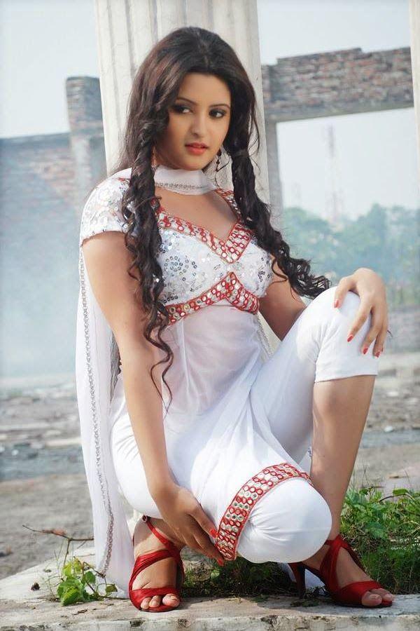 Bangladeshi Actress Pori Moni Beauty And Lipsticks Unseen Pics