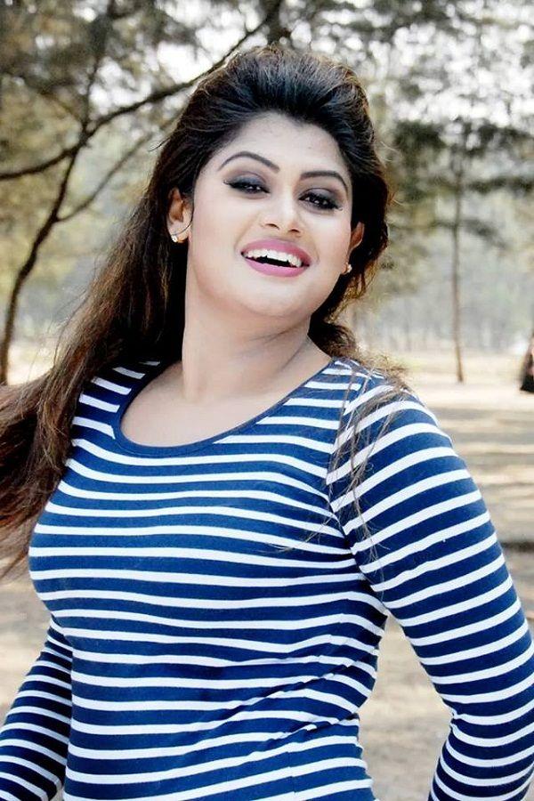 Bangladeshi hot actress Moumita Mow Unseen photos