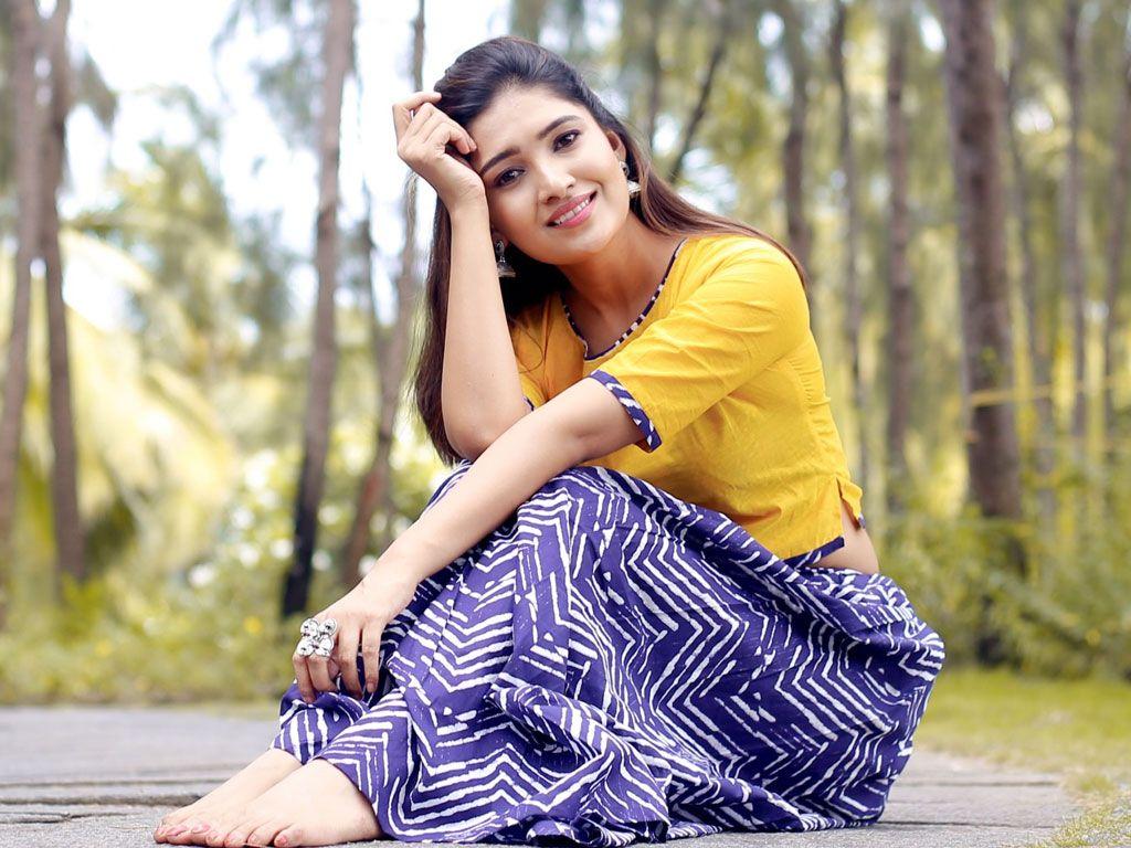 Beautiful Actress Vani Bhojan pics from a latest Photoshoot Stills