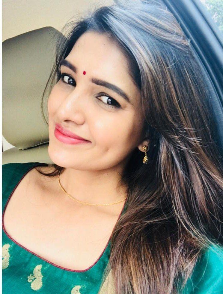 Beautiful Actress Vani Bhojan pics from a latest Photoshoot Stills