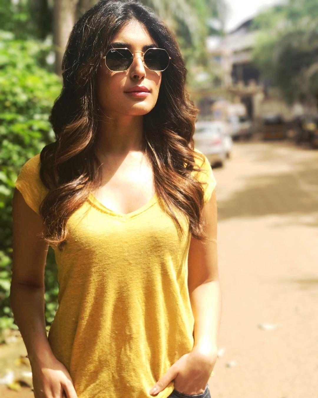 Beautiful Pics Of Kritika Kamra Which You Do Not Wish To Miss Out