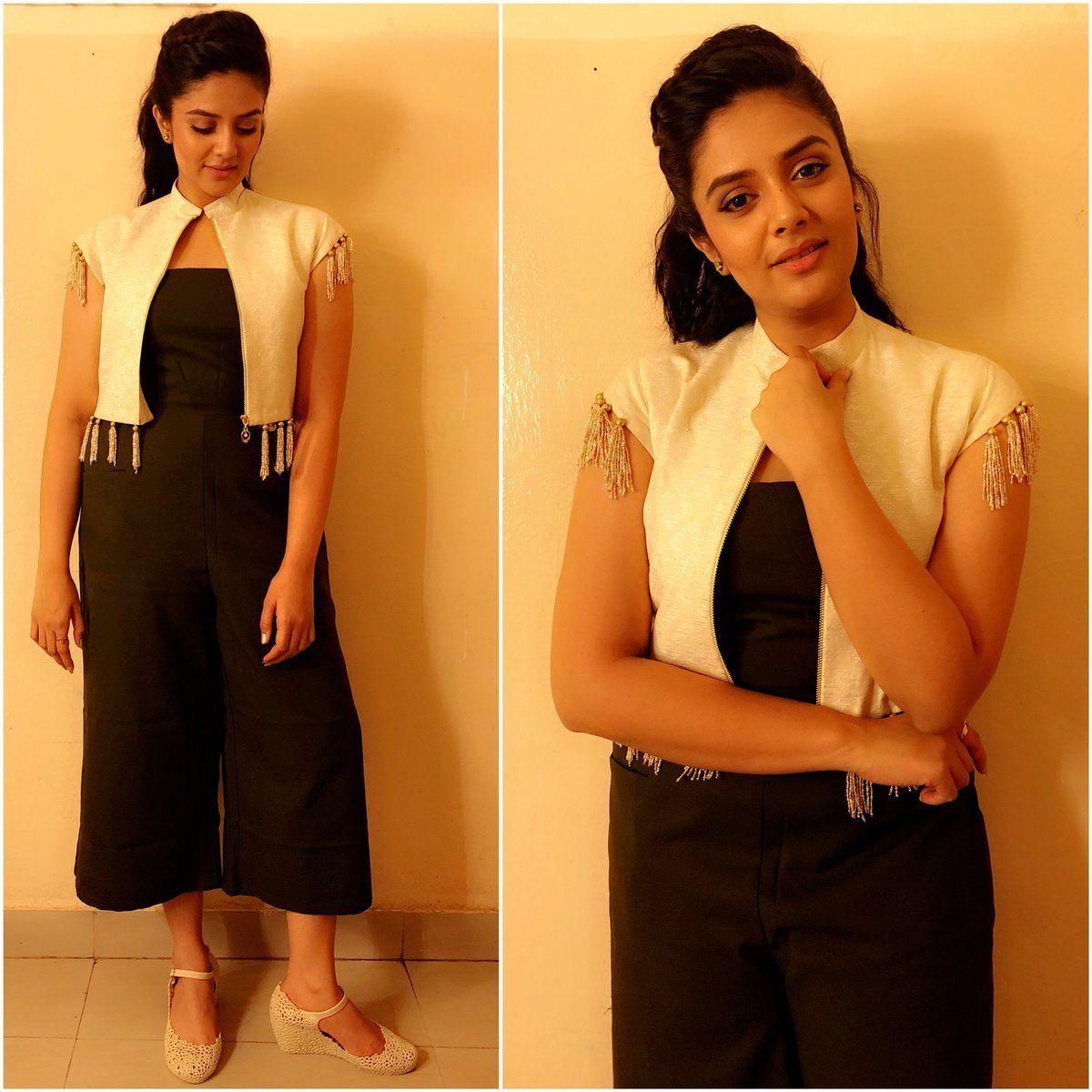 Beauty Actress/Anchor Sreemukhi Looks Super Unseen Photos