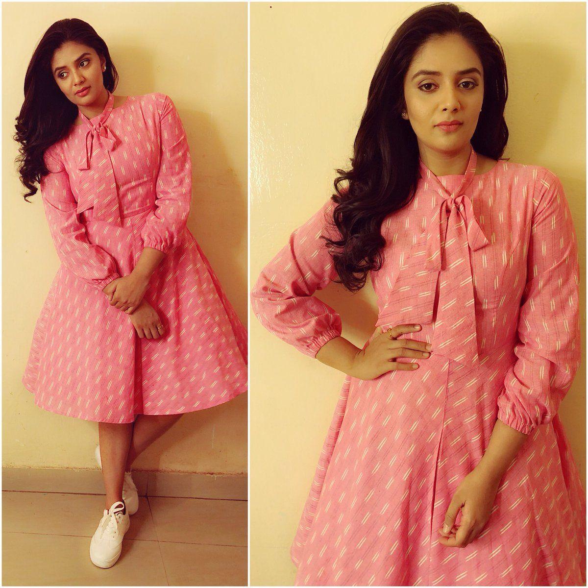 Beauty Actress/Anchor Sreemukhi Looks Super Unseen Photos