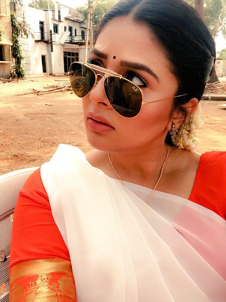 Beauty Actress/Anchor Sreemukhi Looks Super Unseen Photos
