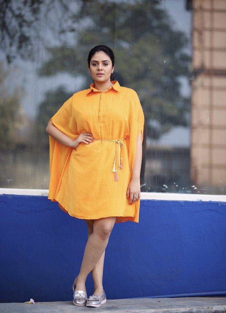 Beauty Actress/Anchor Sreemukhi Looks Super Unseen Photos