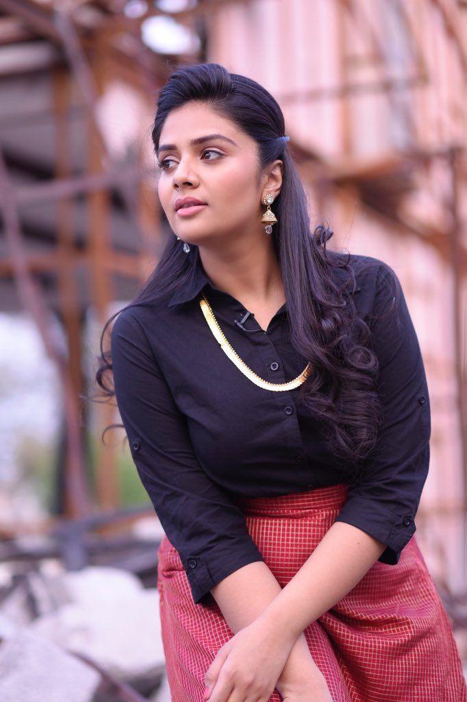 Beauty Actress/Anchor Sreemukhi Looks Super Unseen Photos