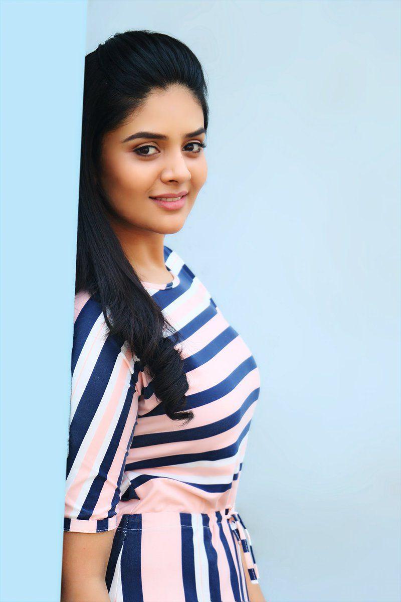 Beauty Actress/Anchor Sreemukhi Looks Super Unseen Photos