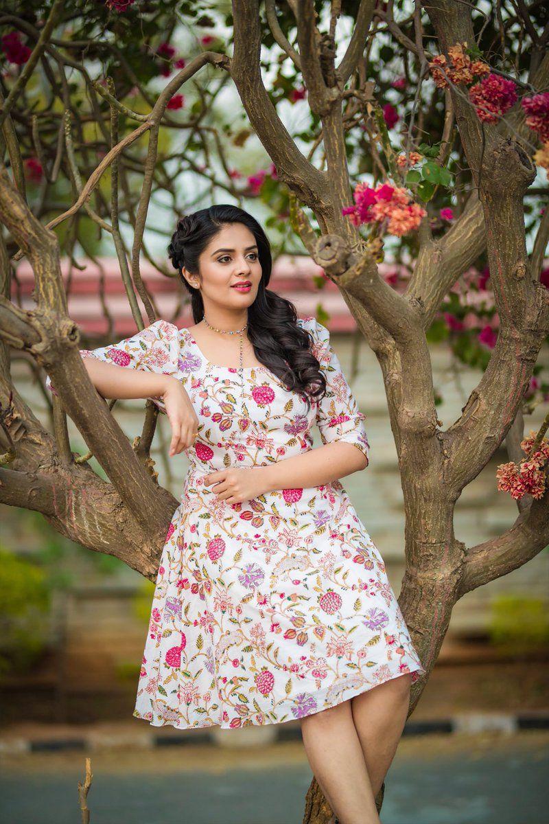 Beauty Actress/Anchor Sreemukhi Looks Super Unseen Photos