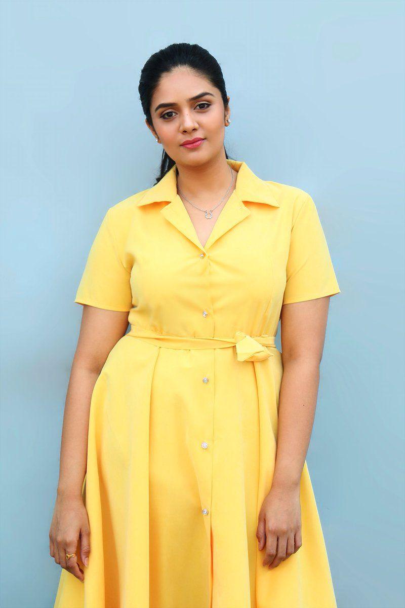 Beauty Actress/Anchor Sreemukhi Looks Super Unseen Photos