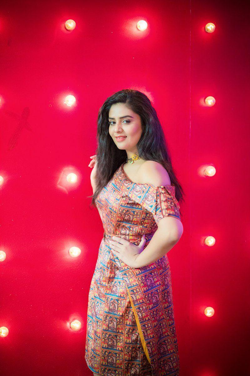 Beauty Actress/Anchor Sreemukhi Looks Super Unseen Photos