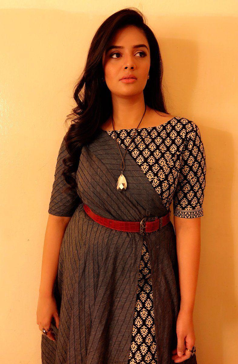 Beauty Actress/Anchor Sreemukhi Looks Super Unseen Photos