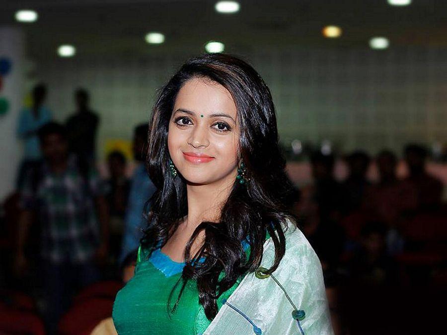 Bhavana Latest Close Up Wallpapers