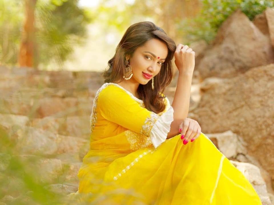 B'day Special: Bigg Boss 2 Contestant Tejaswi Madivada Rare & Unseen Photos