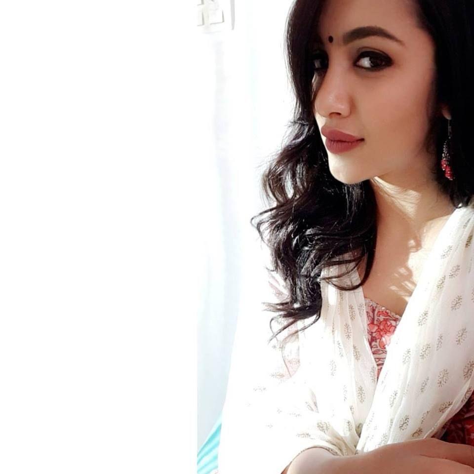 B'day Special: Bigg Boss 2 Contestant Tejaswi Madivada Rare & Unseen Photos