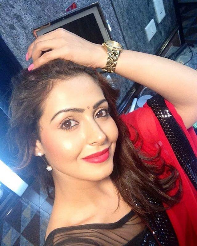 Bigg Boss Telugu 2 Contestant Nandini Rai Rare & Unseen Photos