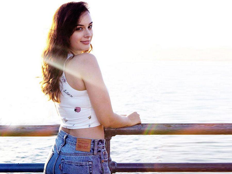 Bollywood Actress Evelyn Sharma CLOSE UP HD Photos