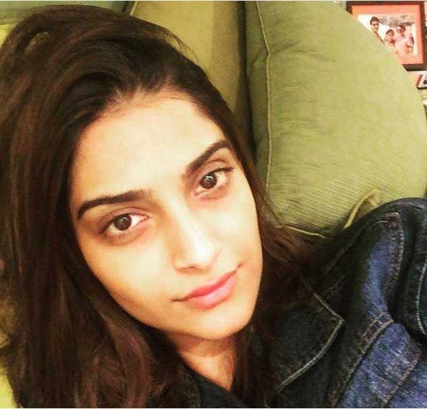 Bollywood Actresses Early Morning Selfies Photos