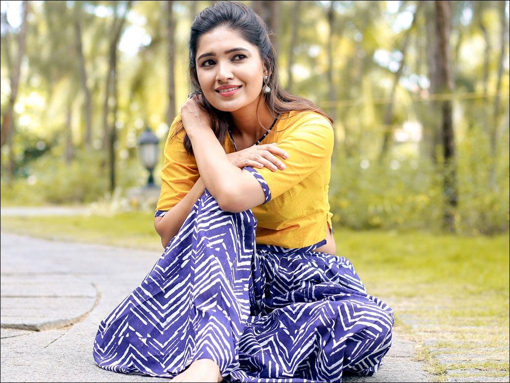 Deivamagal Serial Fame Vani Bhojan Latest Photos
