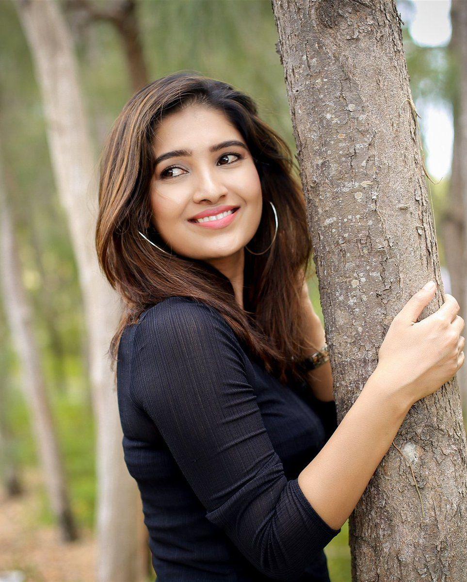 Deivamagal Serial Fame Vani Bhojan Latest Photos