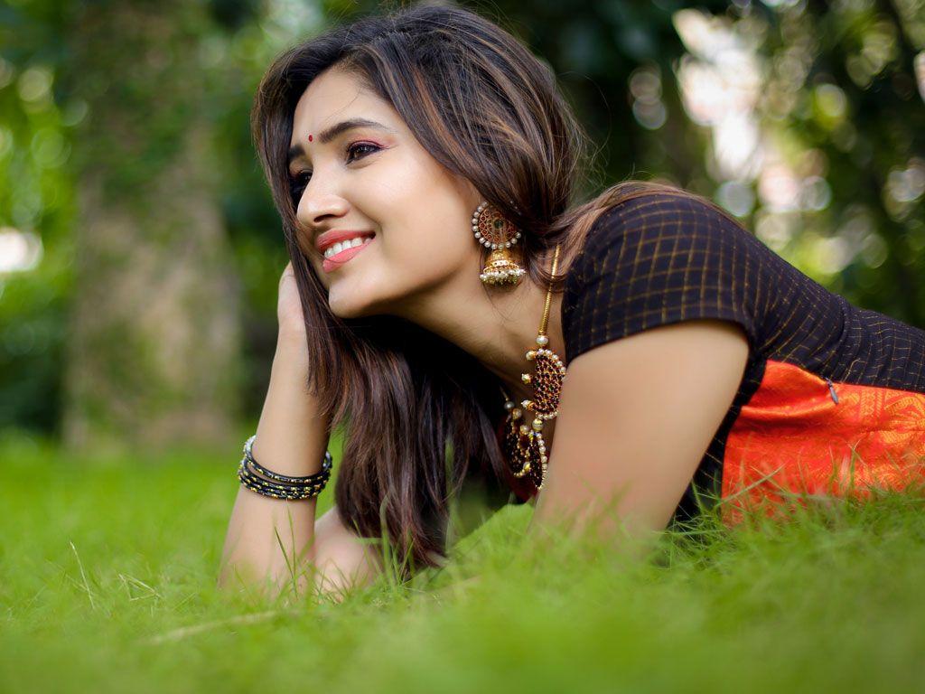 Deivamagal Serial Fame Vani Bhojan Latest Photos
