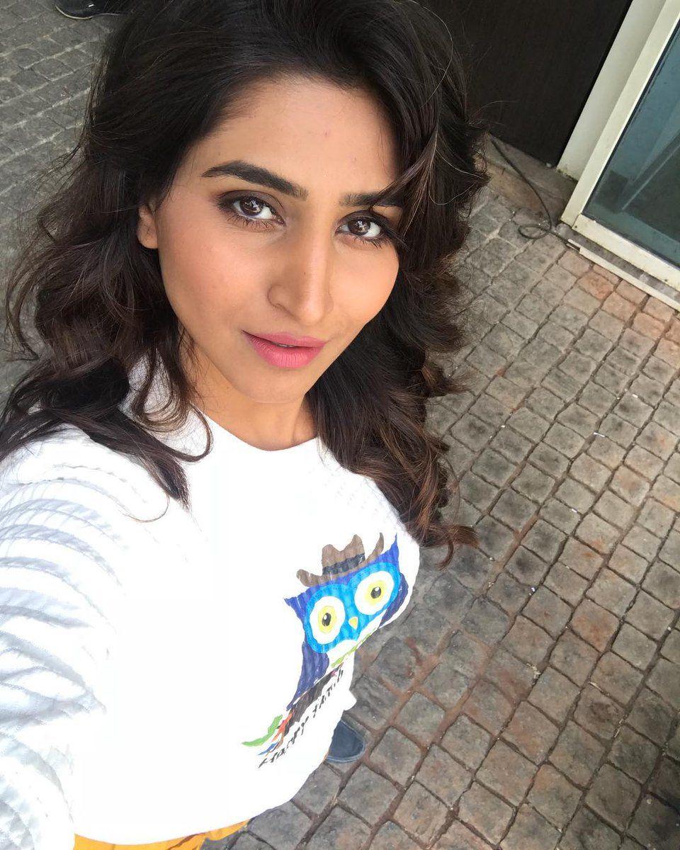 Dhee 10 Anchor Varshini Sounderajan Stunning Hot Photoshoot Stills