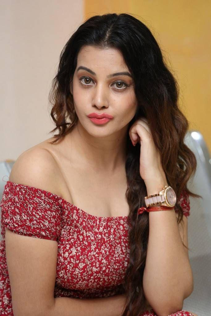 Diksha Panth Stills At Maaya Maal Pre Release Event