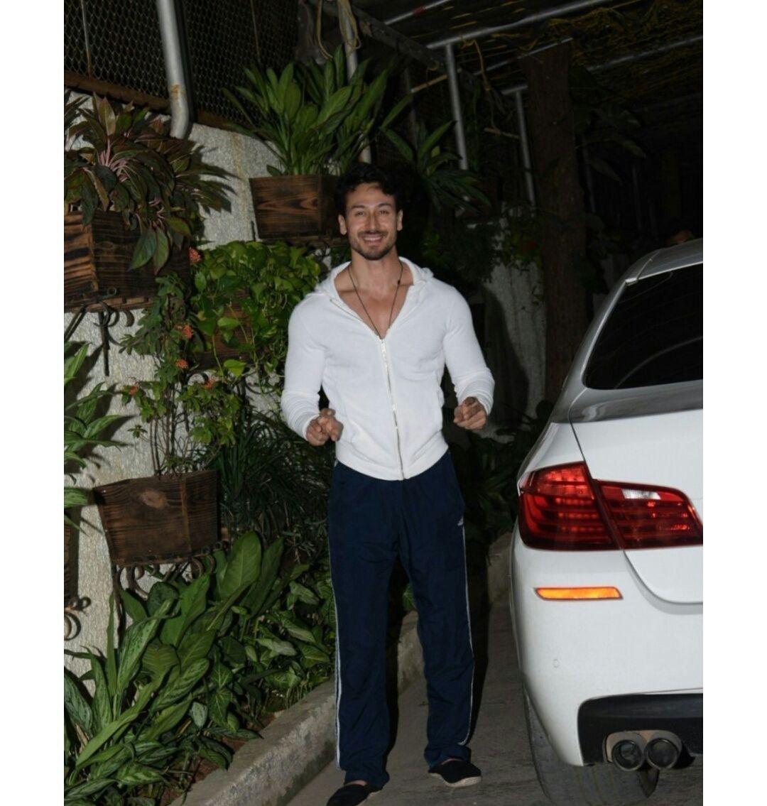 Disha Patani spotted with her Boyfriend at night time outside his residence