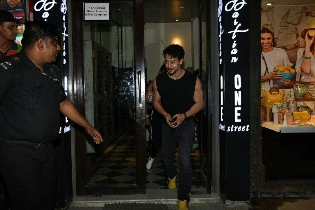 Disha Patani spotted with her lover Tiger Shroff
