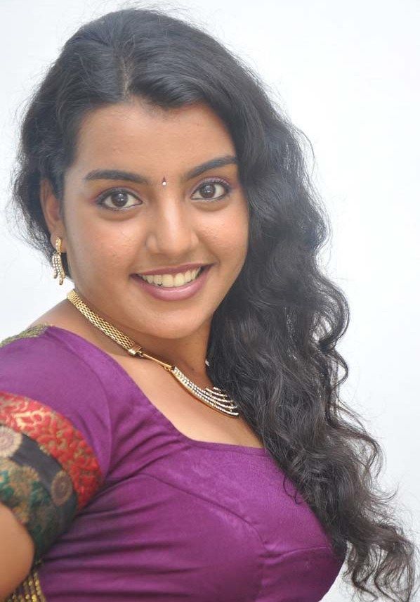 Divya Nagesh in Saree Photos