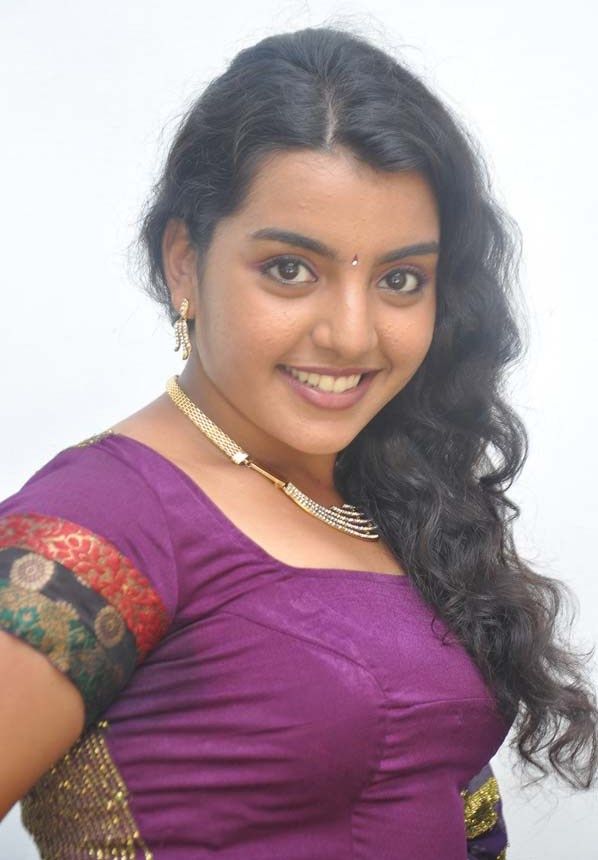 Divya Nagesh in Saree Photos