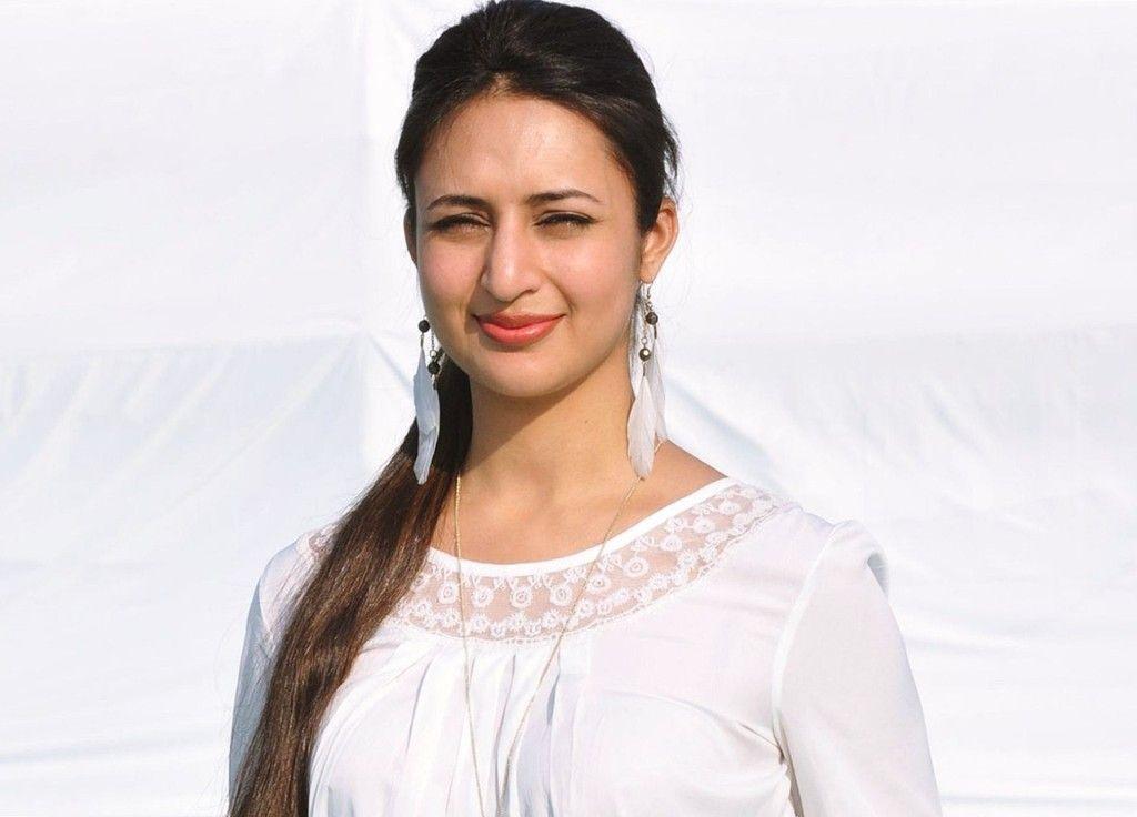 Divyanka Tripathi Latest Photoshoot Stills