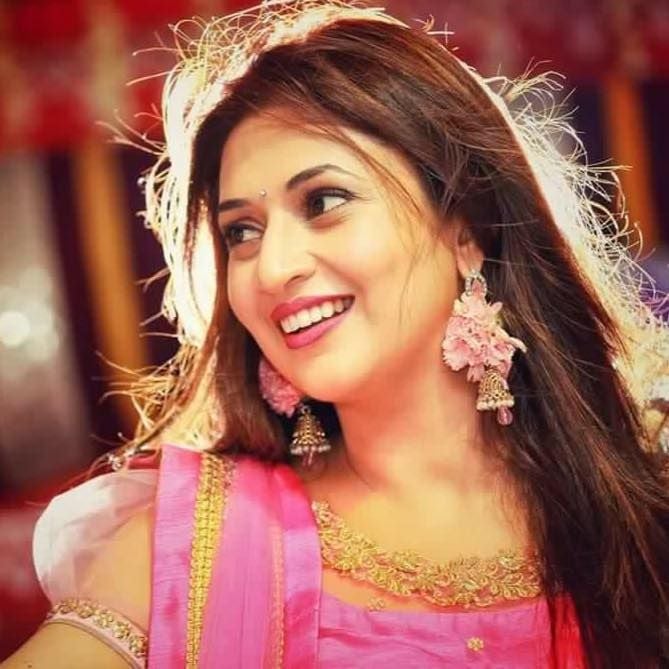 Divyanka Tripathi rare stills 