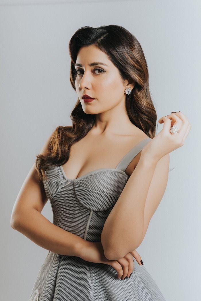 Elegantly gorgeous Actress Rashi Khanna Hot Photos