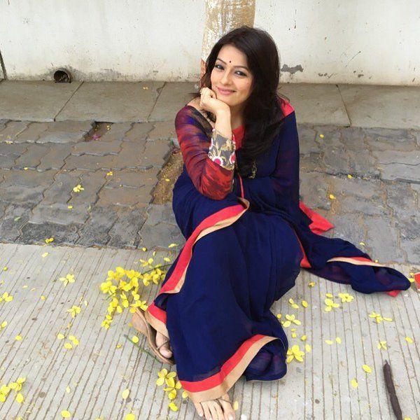 Falguni Rajani Latest Unseen Hot Photos in Saree