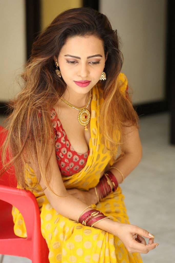 Geeta Shah Latest Hot Yellow Saree Photos