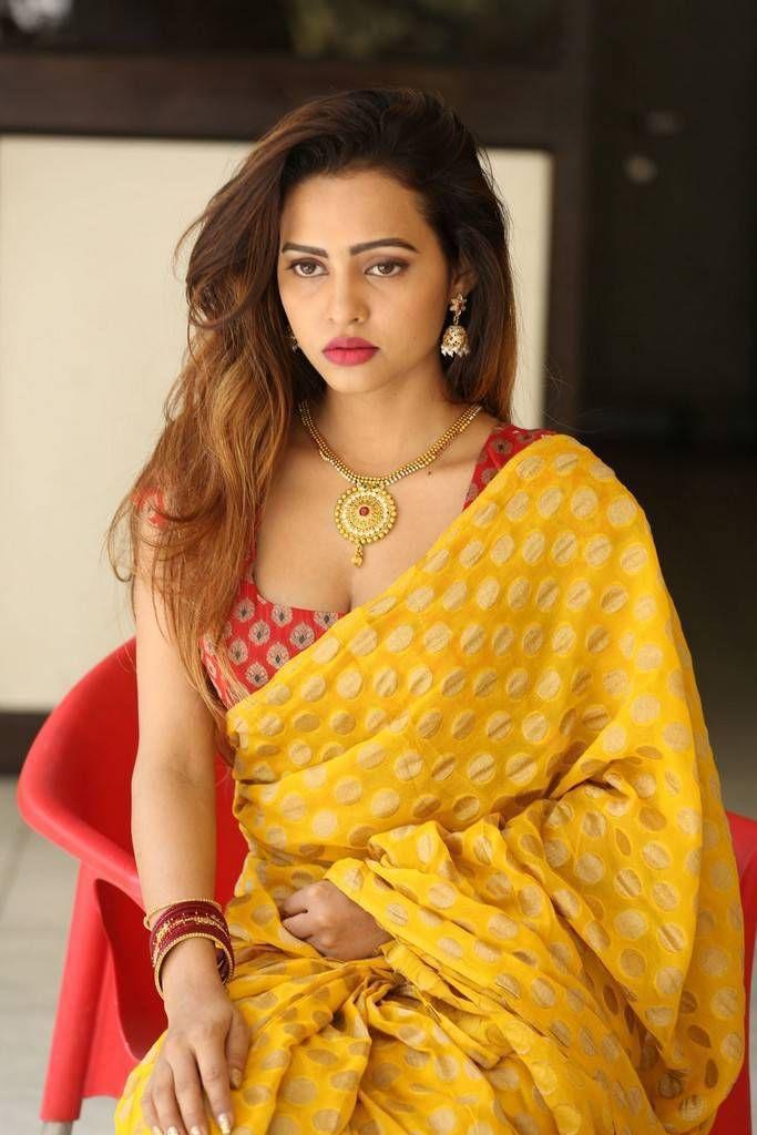 Geeta Shah Latest Hot Yellow Saree Photos