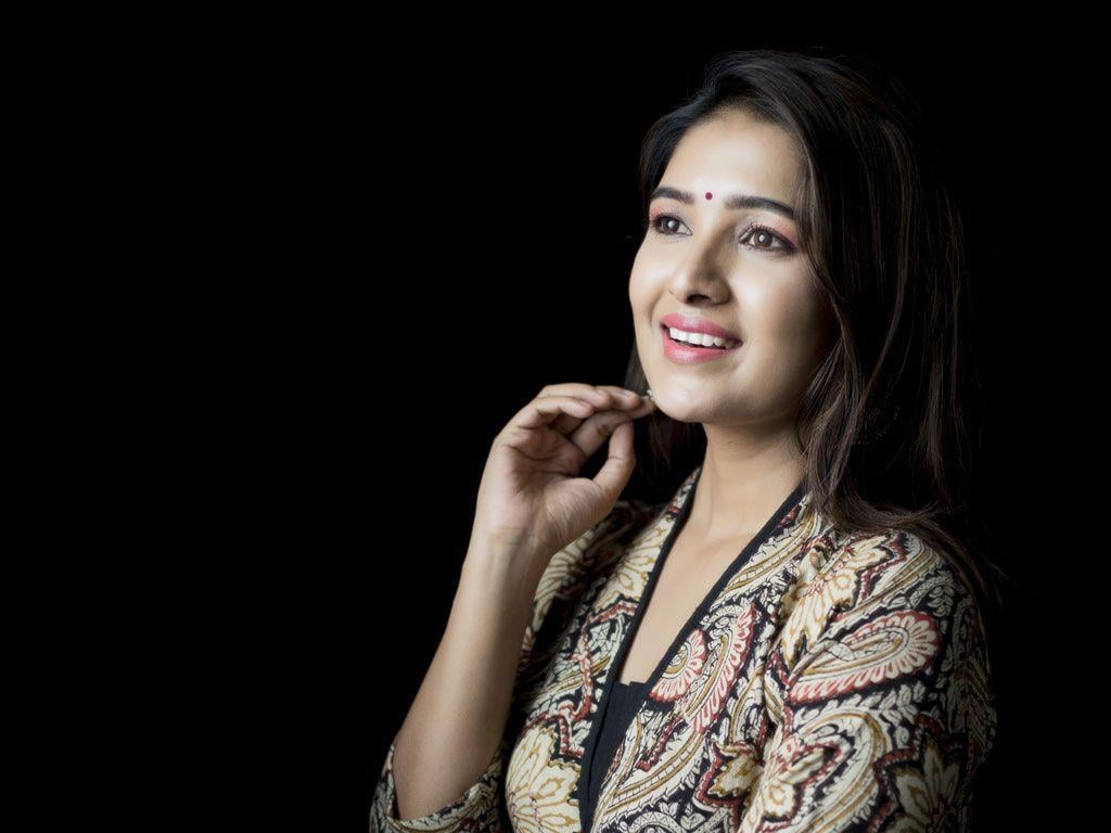 Gorgeous Pics of Actress Vani Bhojan