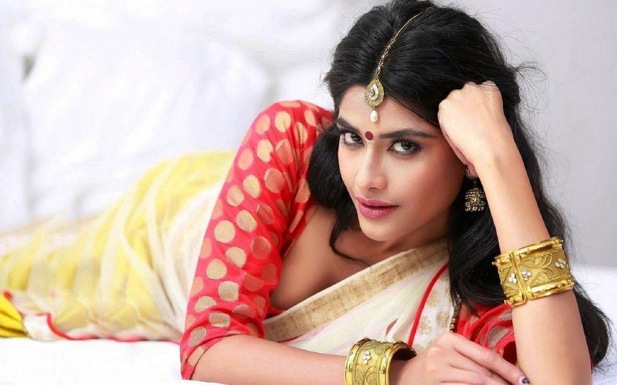 HOT South Indian Actress Photos in Saree