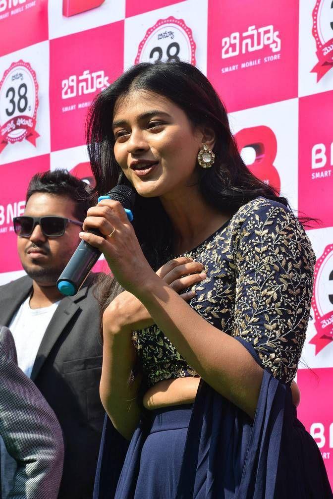 Hebah Patel Stills At B New Mobile Store At Chirala