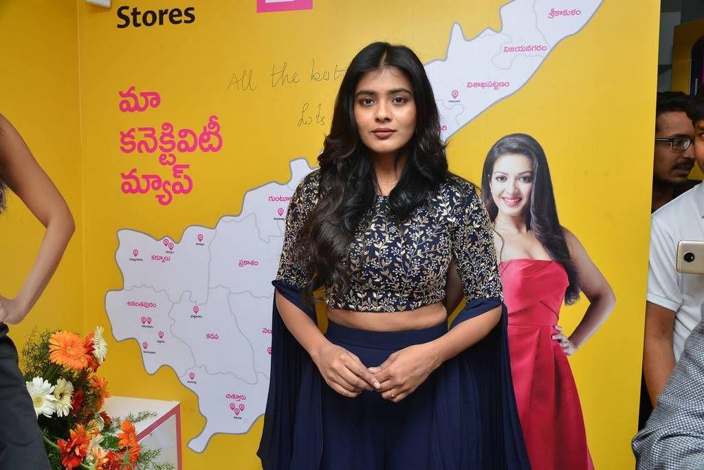 Hebah Patel Stills At B New Mobile Store At Chirala