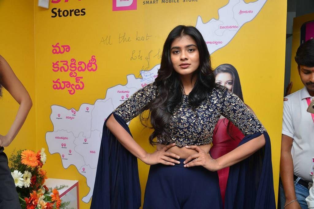 Hebah Patel Stills At B New Mobile Store At Chirala