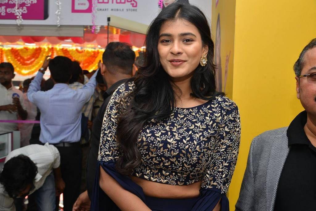 Hebah Patel Stills At B New Mobile Store At Chirala