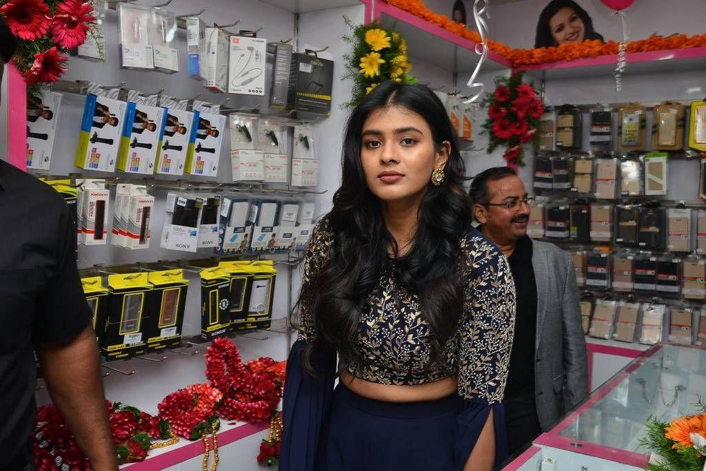 Hebah Patel Stills At B New Mobile Store At Chirala