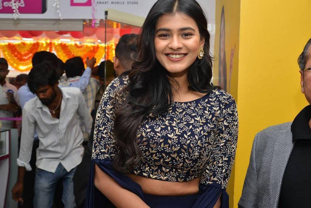 Hebah Patel Stills At B New Mobile Store At Chirala