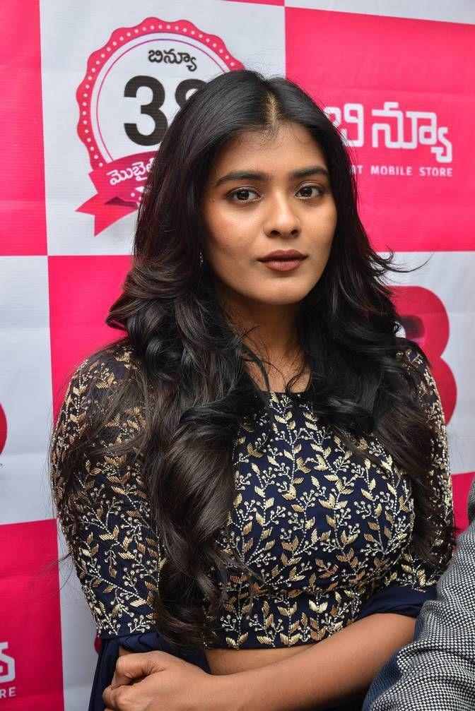 Hebah Patel Stills At B New Mobile Store At Chirala