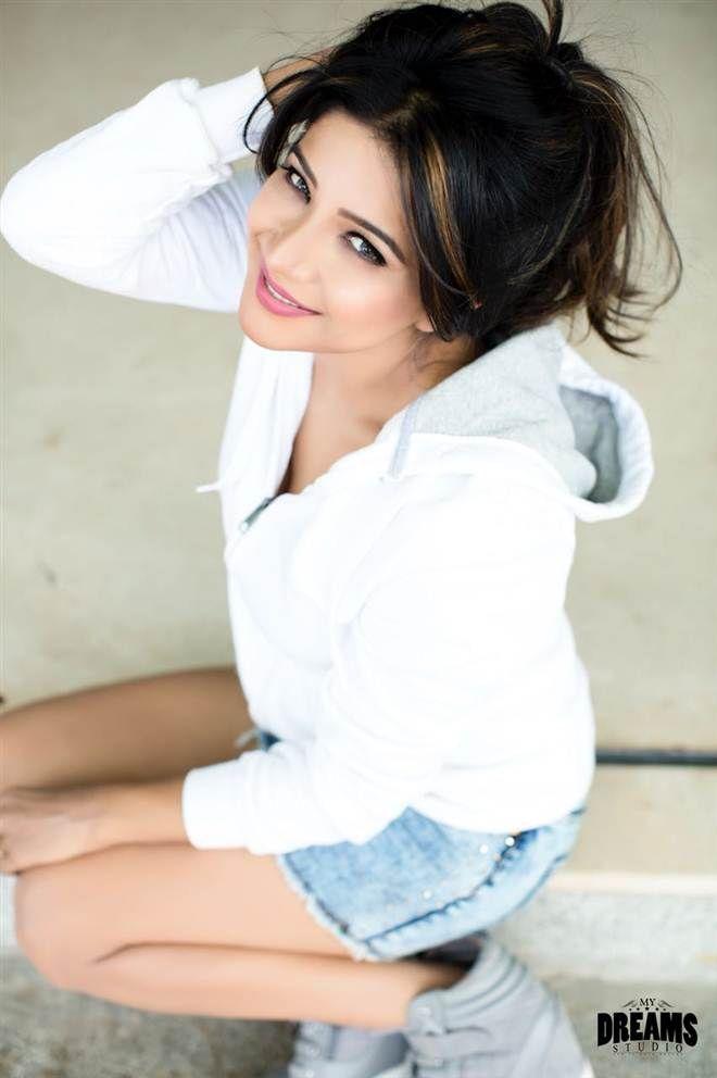 Indian Actress Sakshi Agarwal Latest Unseen Photo Stills